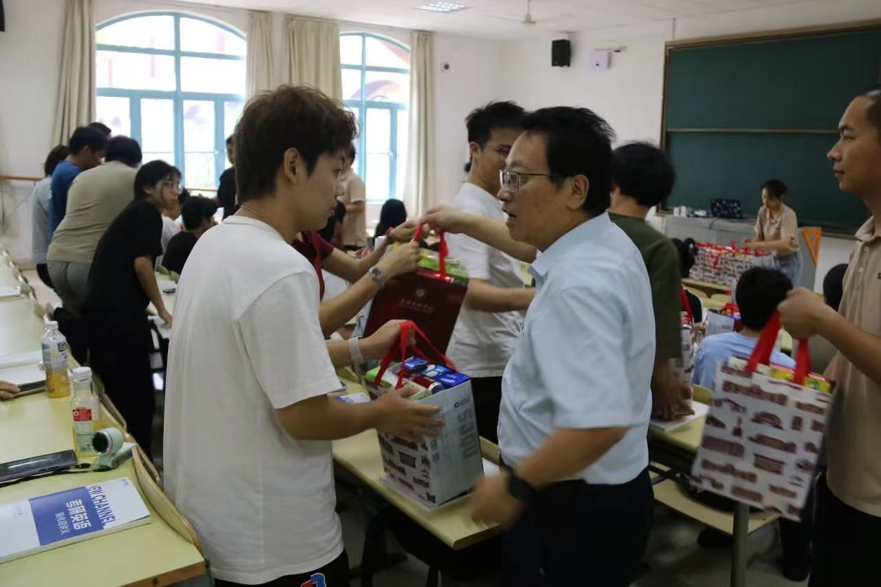 关怀直达校园一线