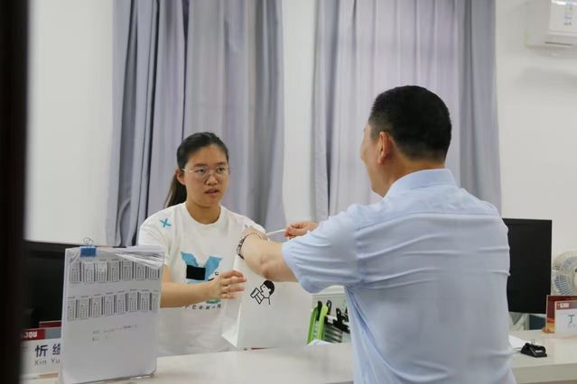 副校长王邦永及校办相关负责人顶着酷暑