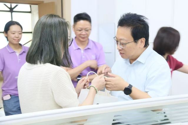 看望暑期坚守岗位的工作人员与留校备战