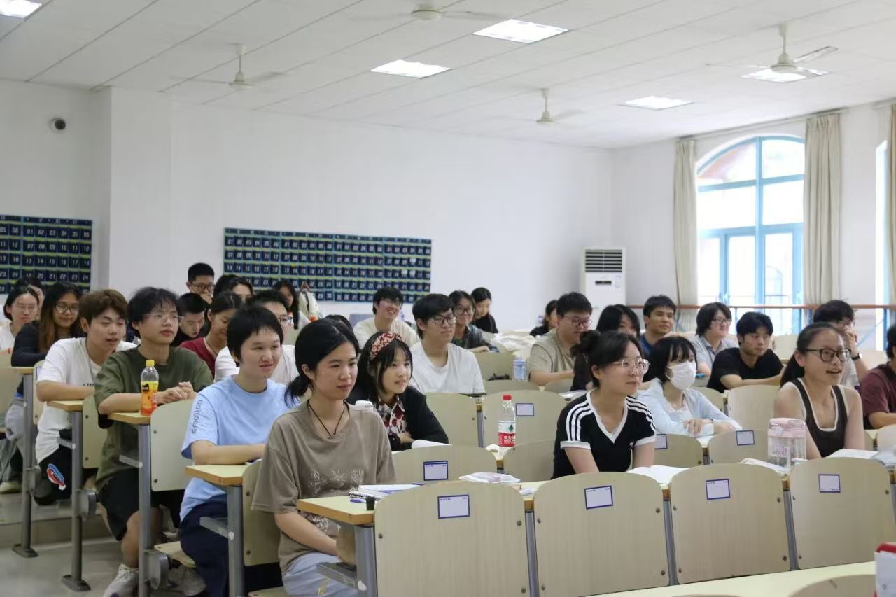 步履不停，关怀直达校园一线