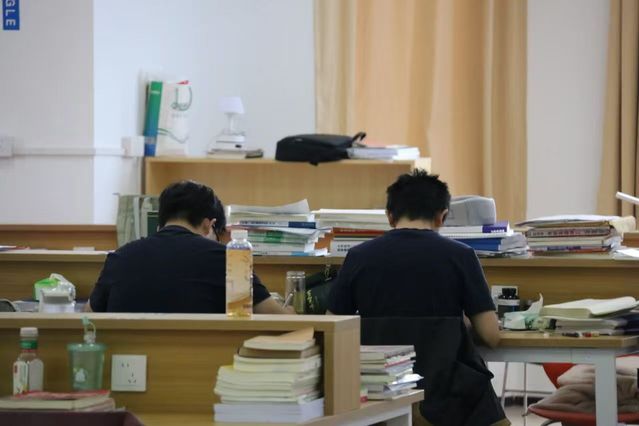 此次走访不仅为师生送去了防暑降温的物