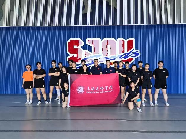 甲组女子自选舞龙