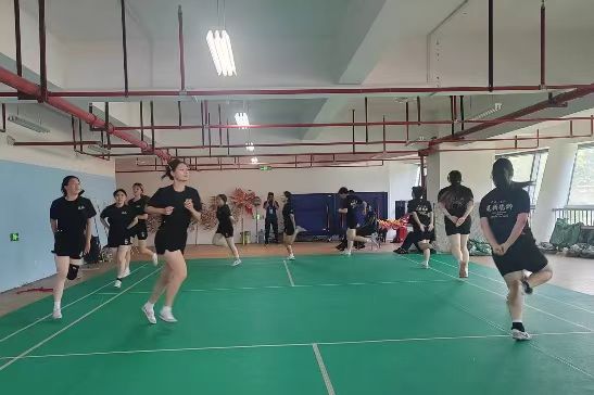 带领全体队员参与甲组教学双龙